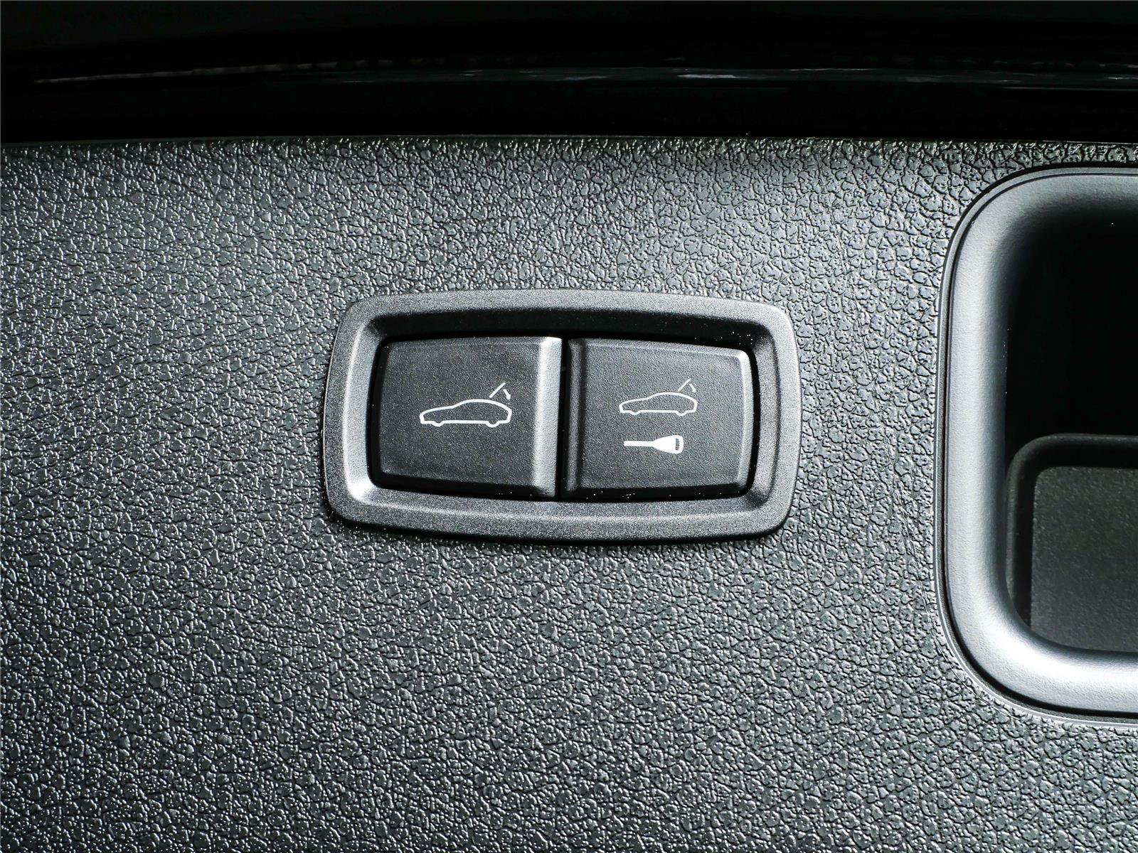 Certified 2026 Porsche Macan Turbo AWD/4WD image 35