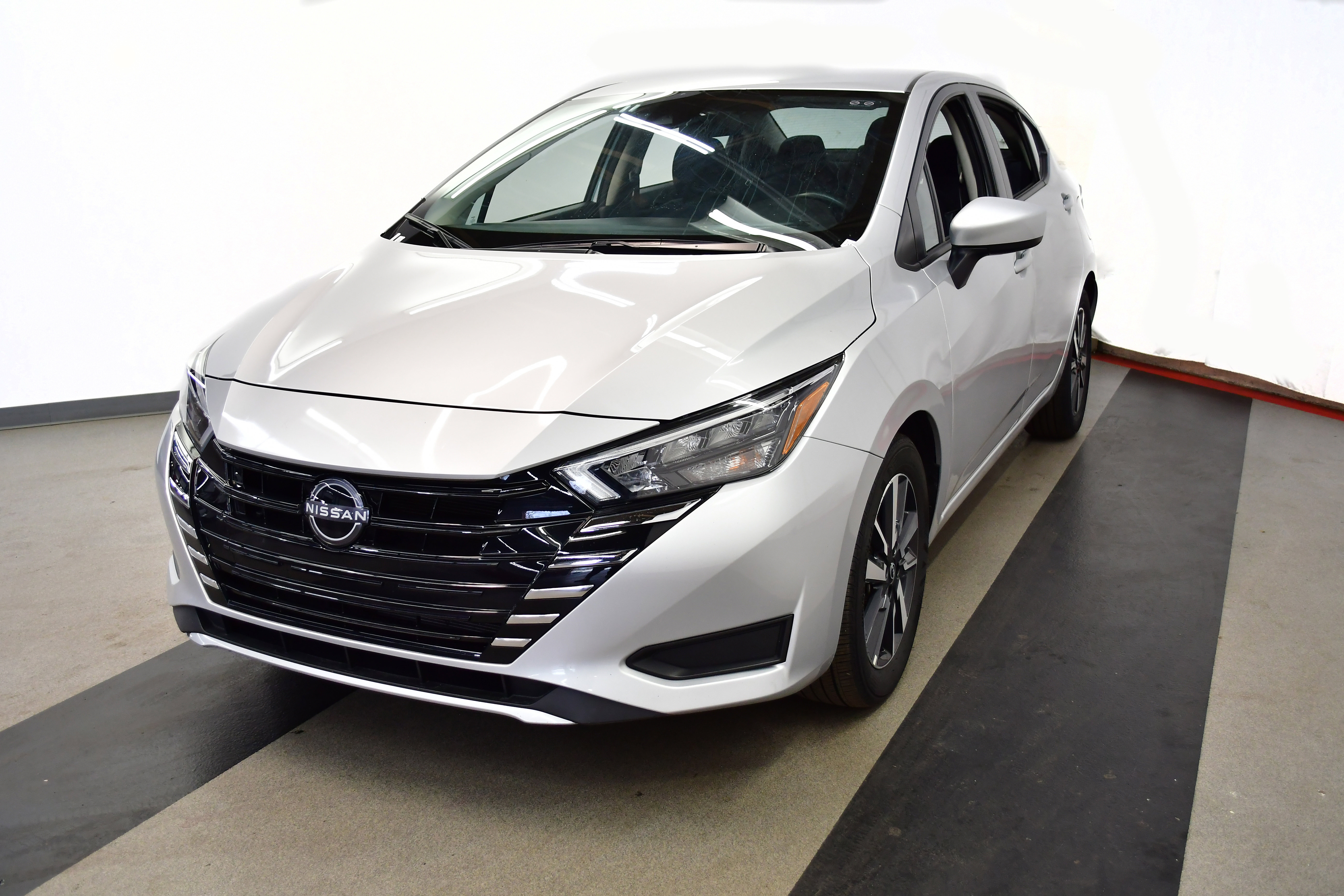 Used 2025 Nissan Versa SV image 4