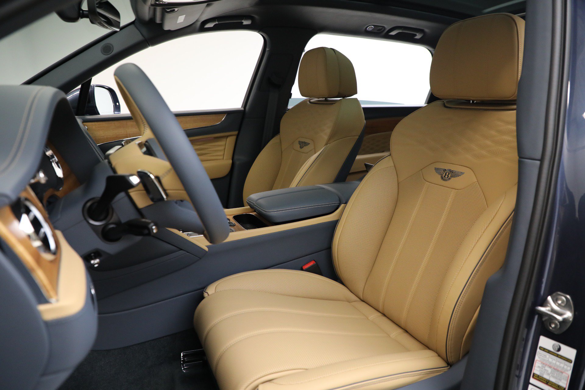 Certified 2025 Bentley Bentayga Extended Wheelbase AWD/4WD image 19