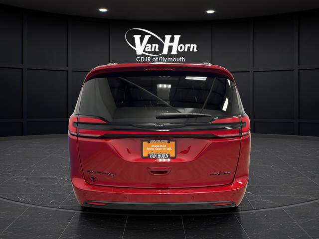 Used 2025 Chrysler Pacifica Limited image 6