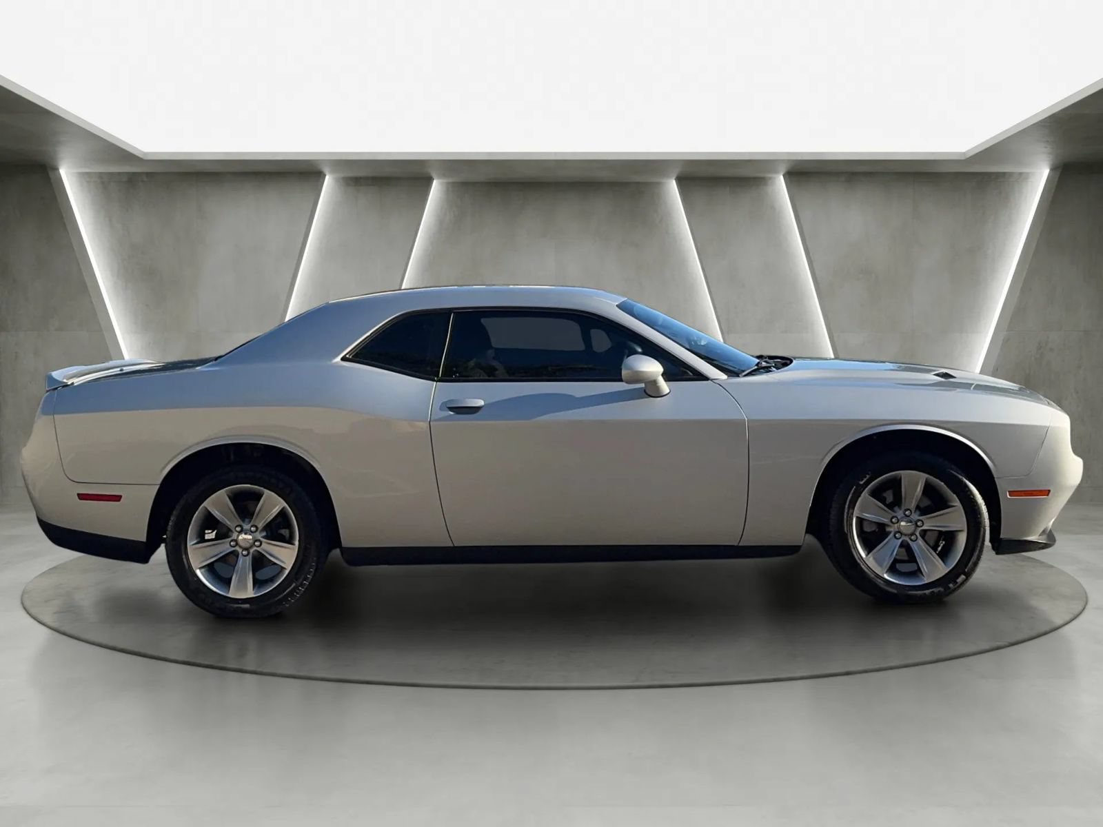 Used 2019 Dodge Challenger SXT RWD image 2