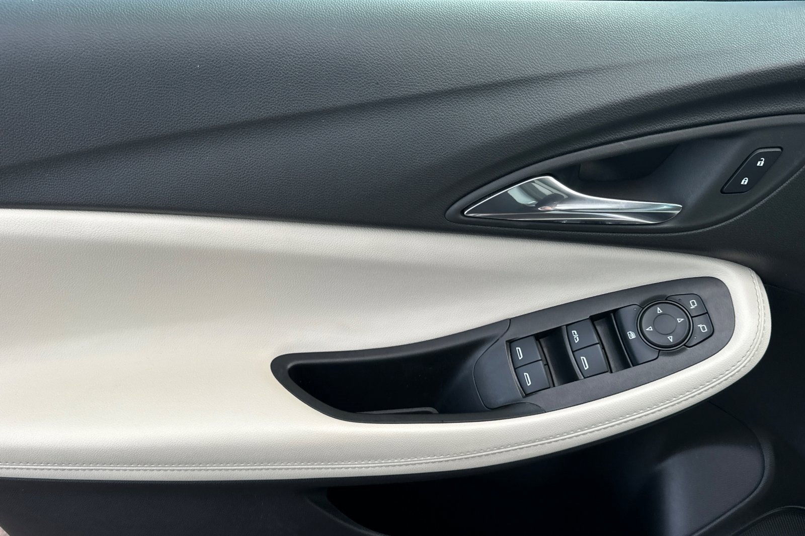 Used 2023 Buick Encore GX Preferred w/ Cold Weather Comfort Package image 11