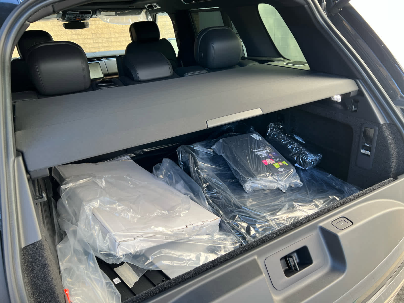 New 2025 Land Rover Range Rover SE image 18