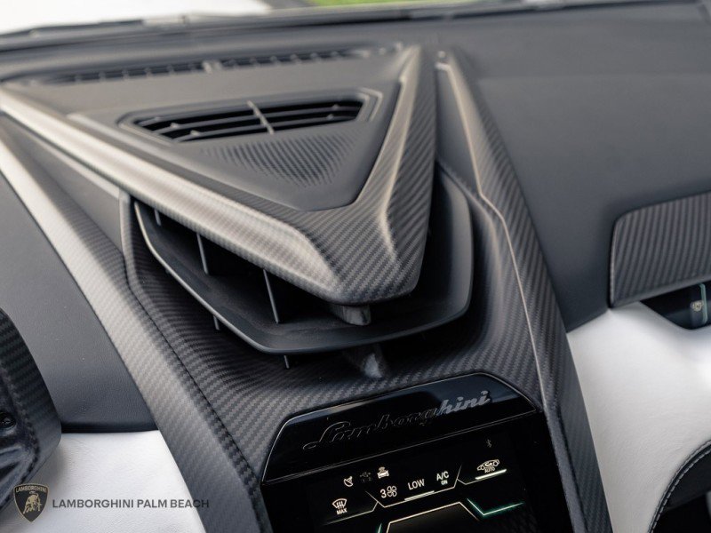 Used 2024 Lamborghini Revuelto image 14