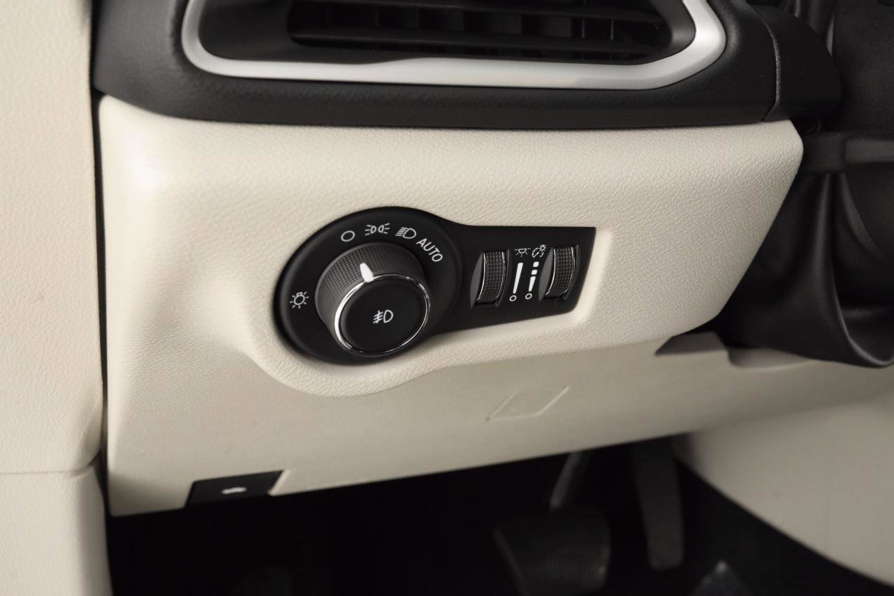 Used 2023 Chrysler Pacifica Touring-L image 38