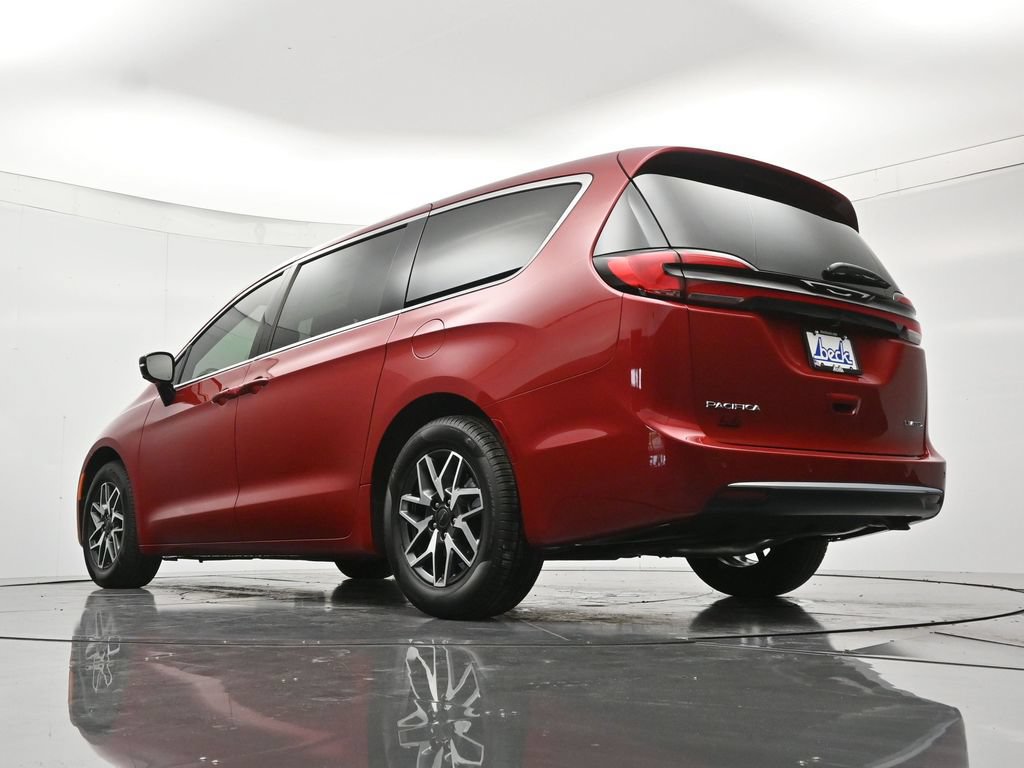 New 2027 Chrysler Pacifica Limited w/ Family Tech Group FWD image 45