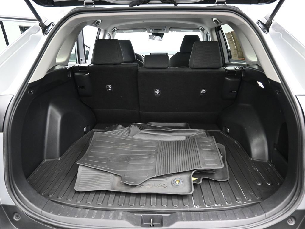 Certified 2022 Toyota RAV4 LE AWD/4WD image 28