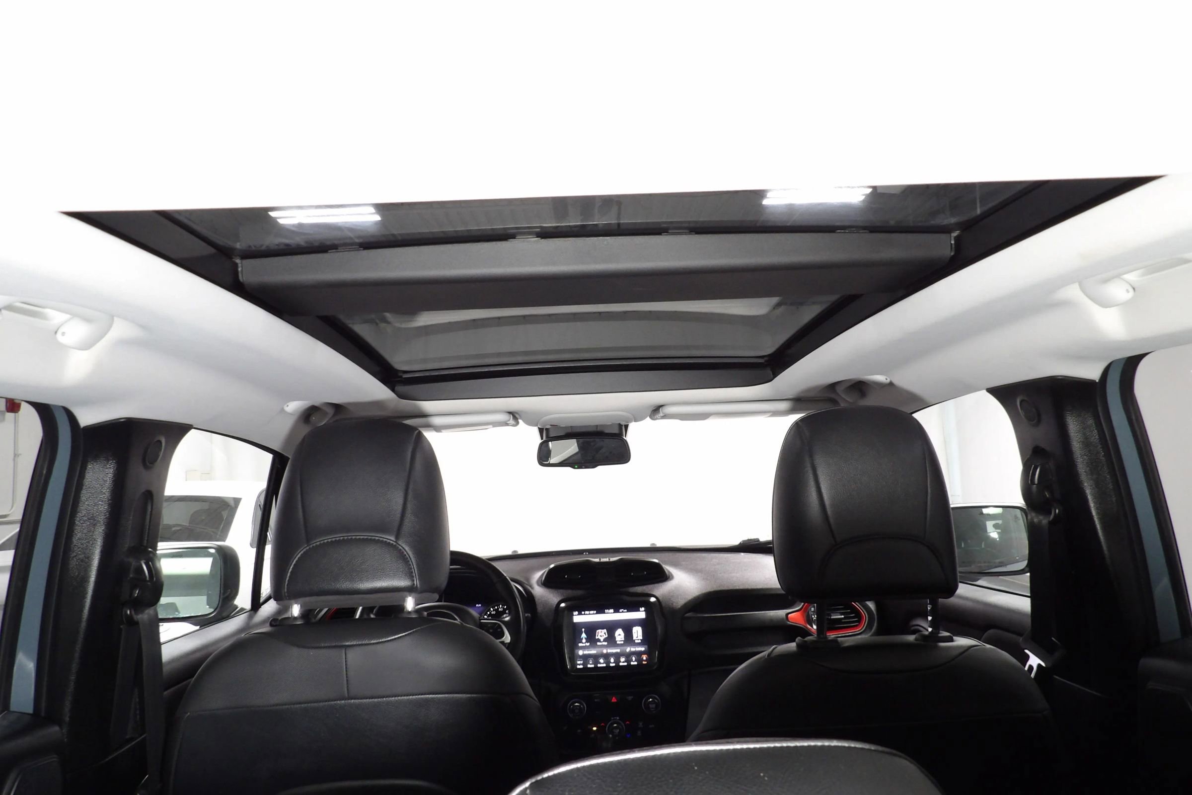 Used 2018 Jeep Renegade Trailhawk AWD/4WD image 11