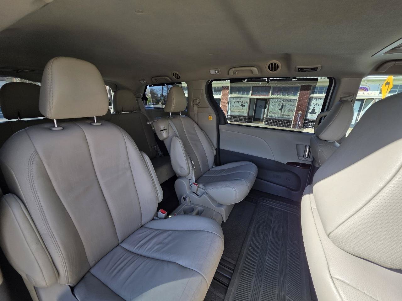 Used 2013 Toyota Sienna XLE FWD image 9