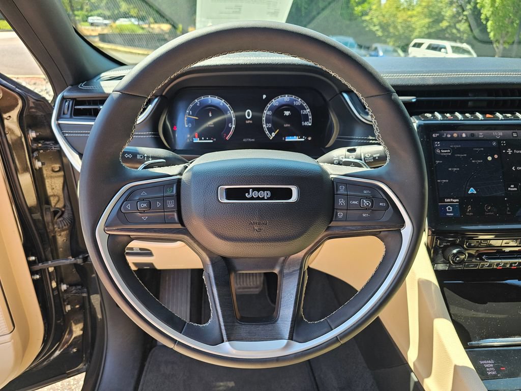 Used 2023 Jeep Grand Cherokee L Limited w/ Luxury Tech Group II AWD/4WD image 10