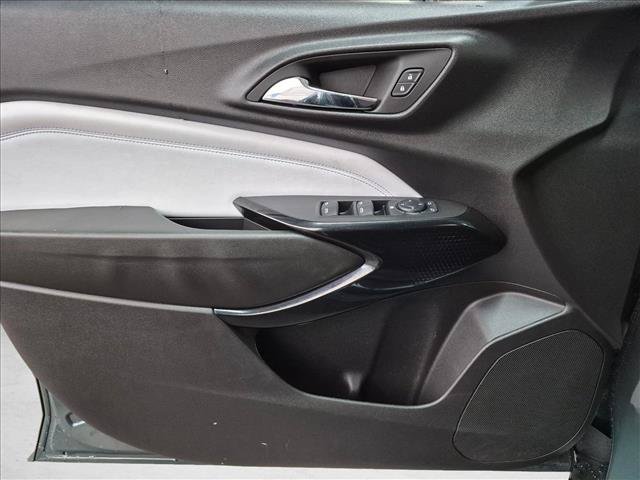 Used 2025 Chevrolet Trax LT FWD image 10