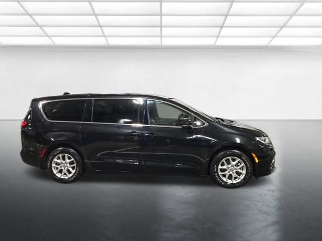 Used 2023 Chrysler Pacifica Touring-L image 3