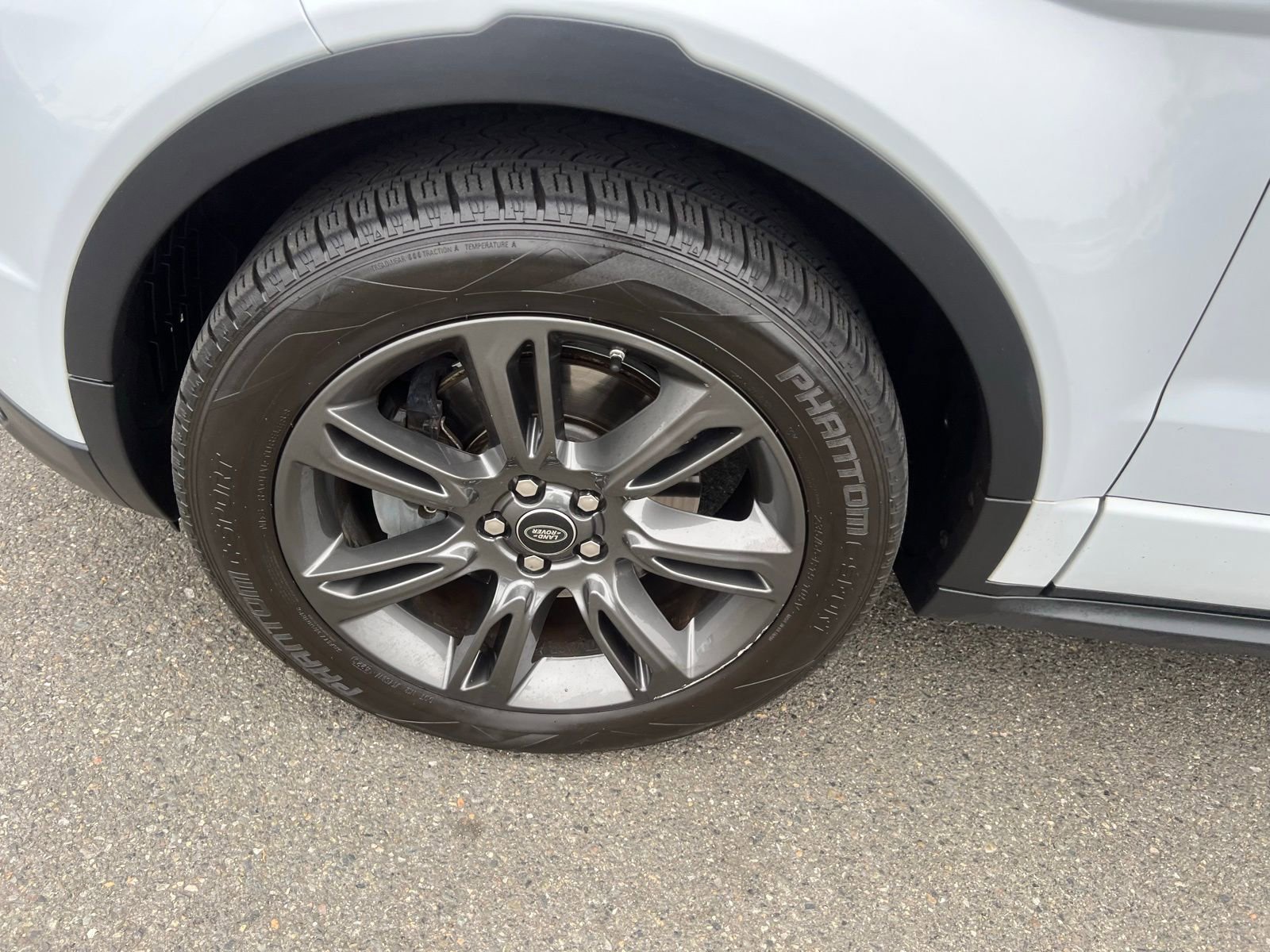 Used 2018 Land Rover Range Rover Evoque SE Premium image 11