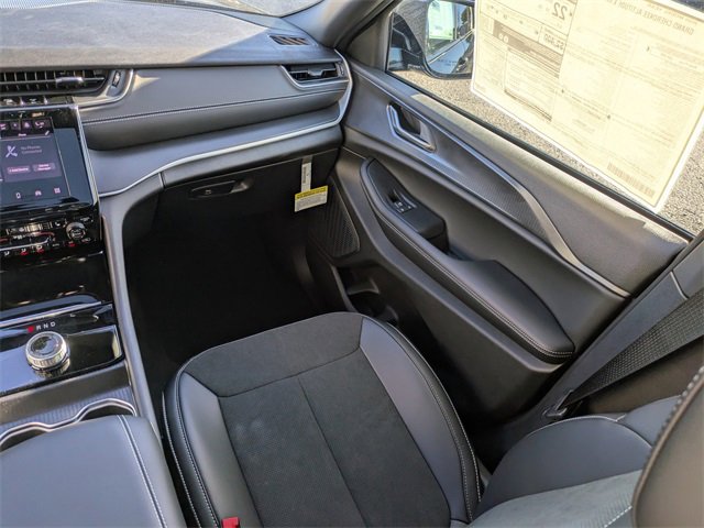 New 2025 Jeep Grand Cherokee Altitude image 17