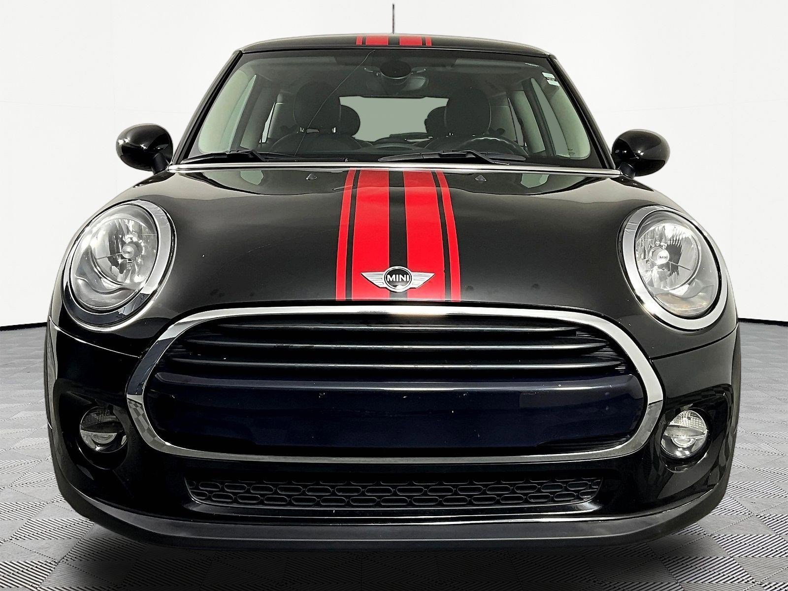 Used 2018 MINI Cooper 2-Door Hardtop FWD video 2