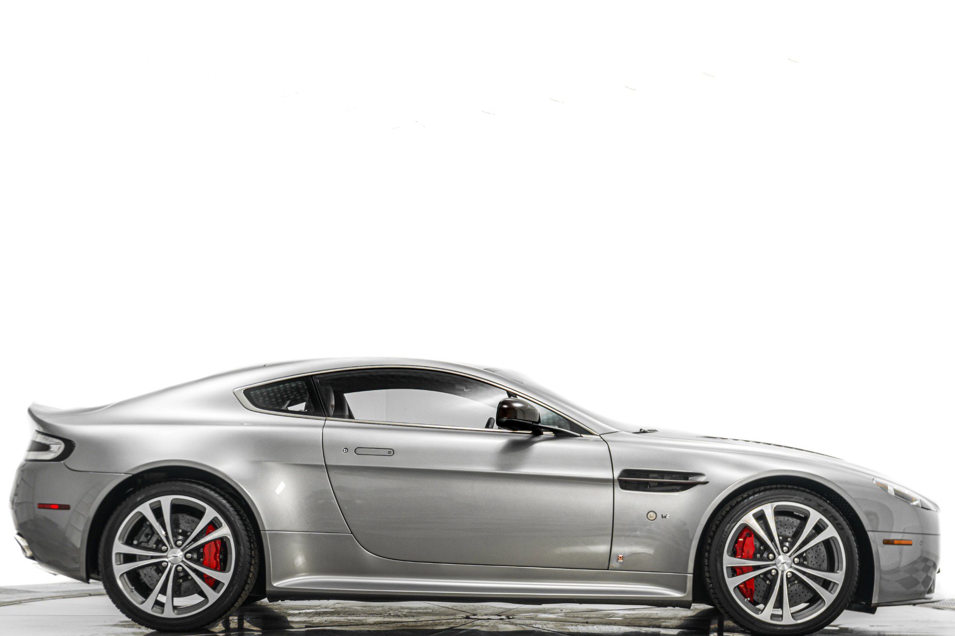 Used 2017 Aston Martin V12 Vantage S image 2