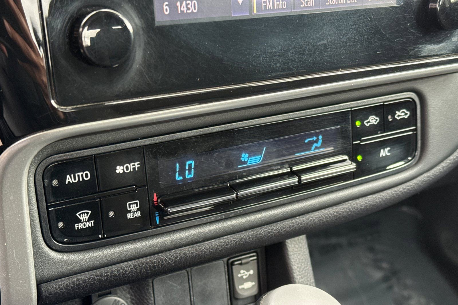 Used 2019 Toyota Corolla LE image 19