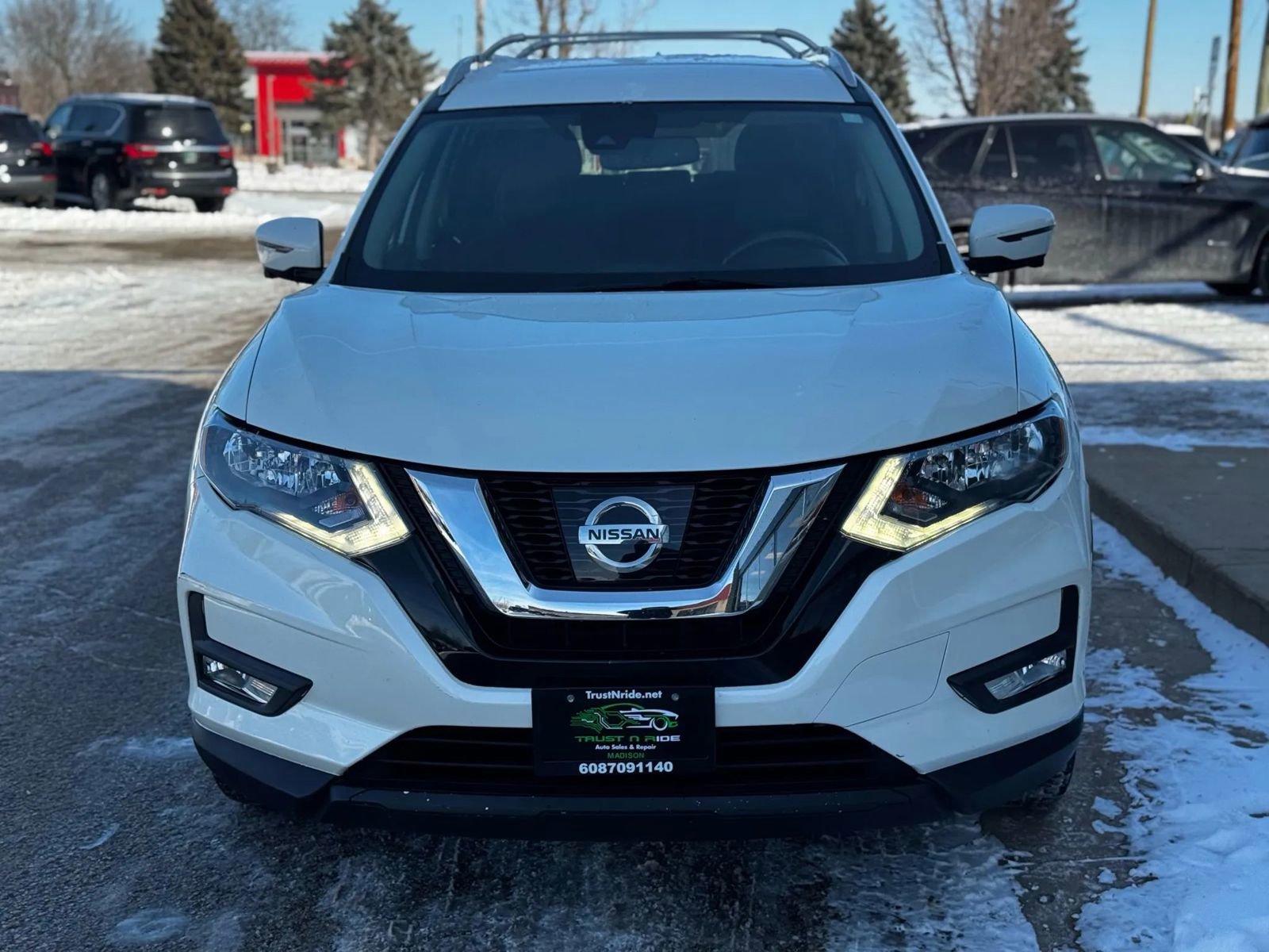Used 2017 Nissan Rogue SL image 2