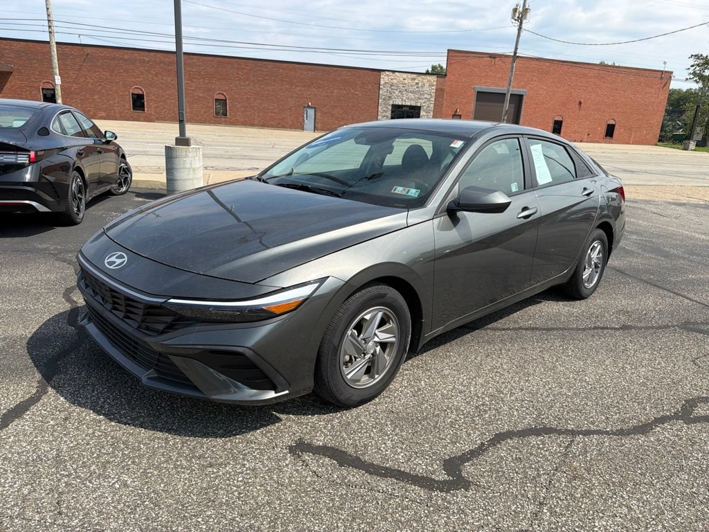 Certified 2025 Hyundai Elantra SE FWD image 3