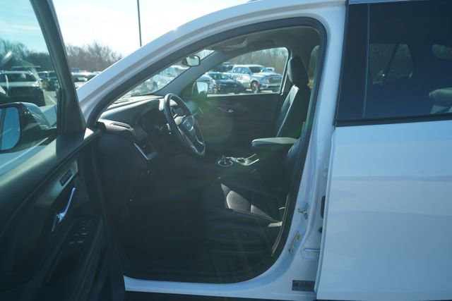 Used 2023 GMC Terrain SLT image 11