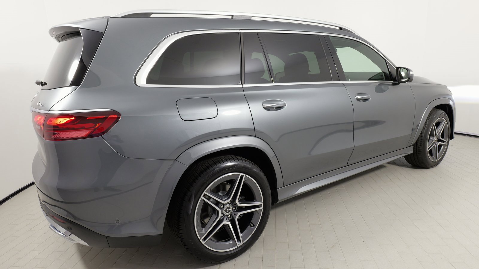 Used 2024 Mercedes-Benz GLS 450 4MATIC w/ AMG Line Exterior image 10