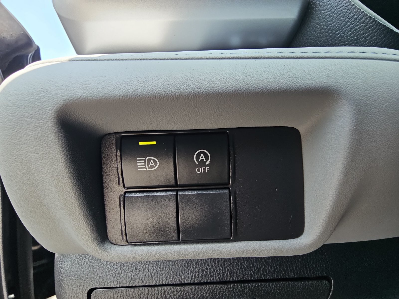 Used 2023 Toyota Highlander L FWD image 29