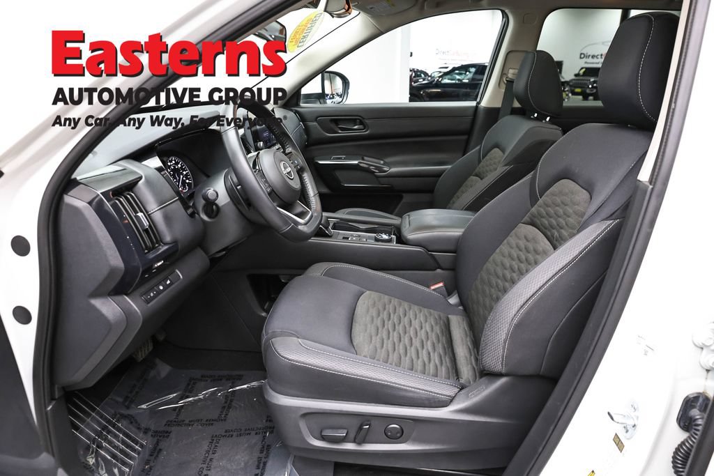 Used 2023 Nissan Pathfinder SV w/ SV Premium Package AWD/4WD image 14