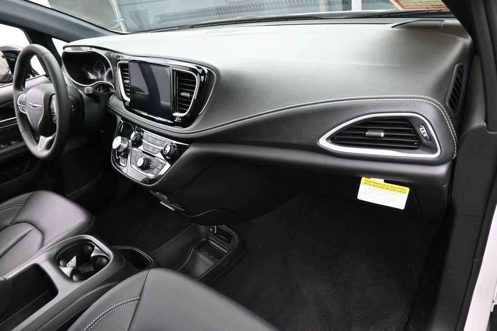 Used 2025 Chrysler Pacifica Select FWD image 40