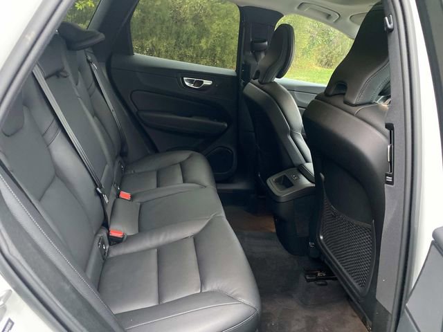 Used 2022 Volvo XC60 B5 Momentum image 34