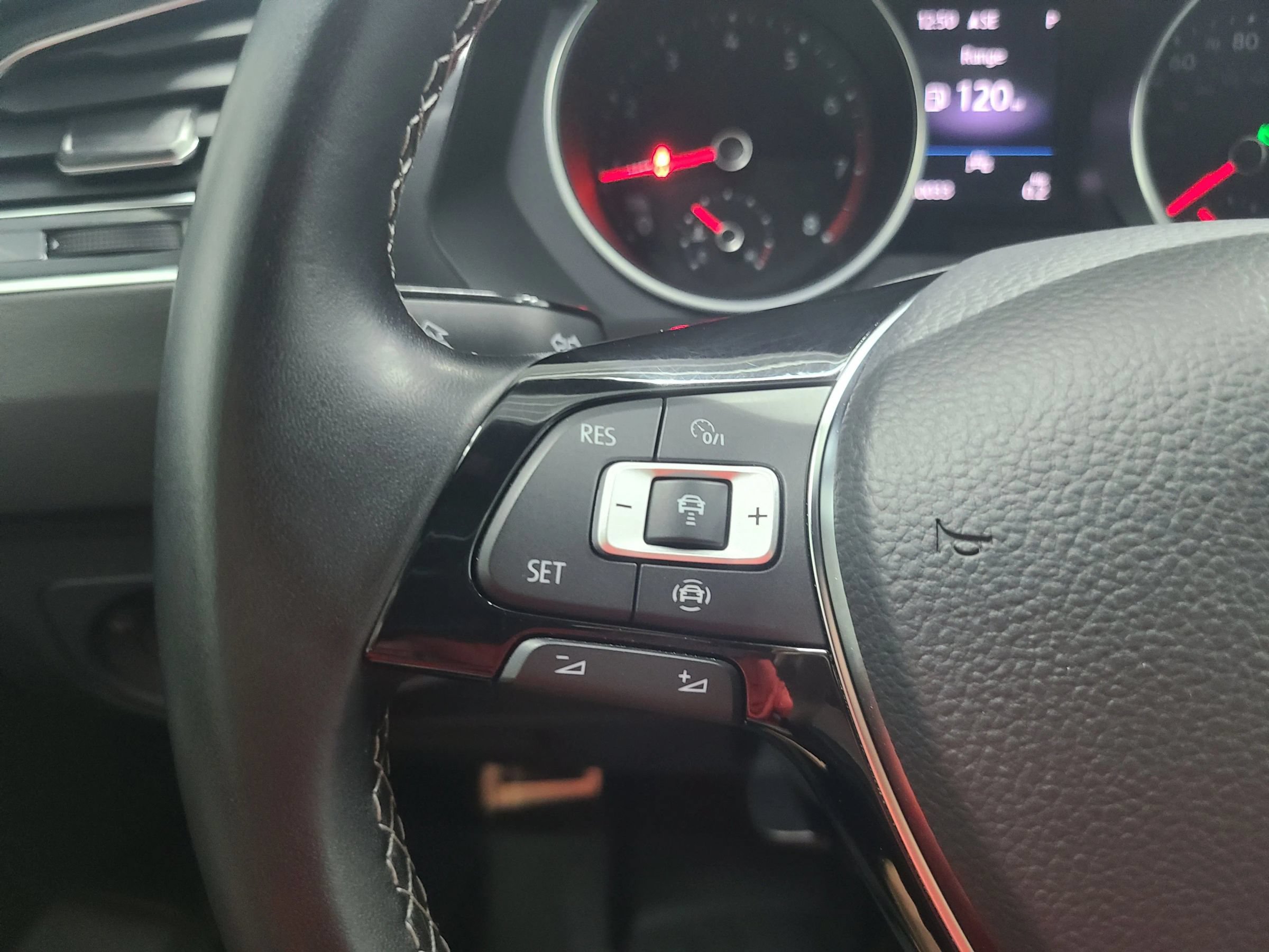 Used 2021 Volkswagen Tiguan SE R-Line AWD/4WD image 31