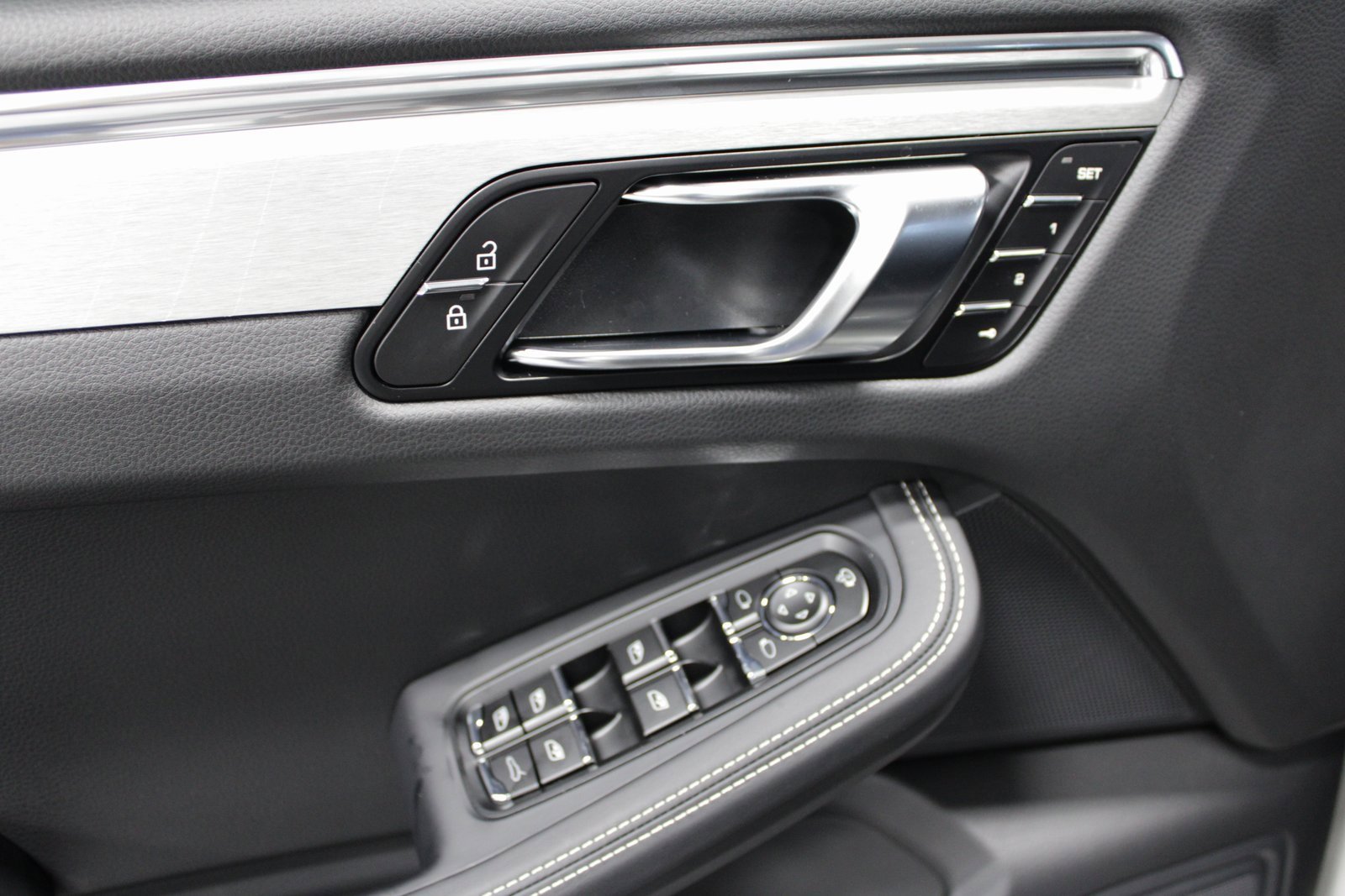 New 2026 Porsche Macan Turbo image 25