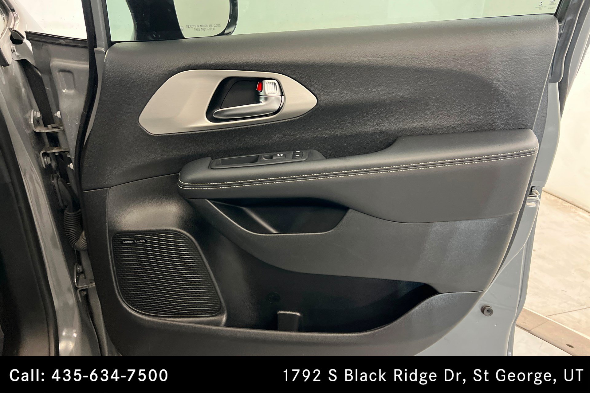 Used 2023 Chrysler Pacifica Limited w/ Uconnect Theater Family Group FWD image 22