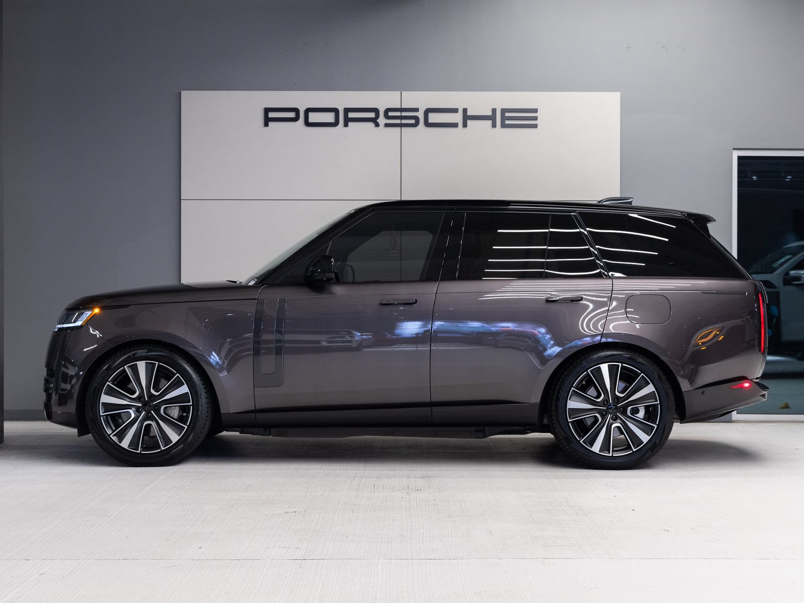 Used 2026 Land Rover Range Rover SE AWD/4WD image 2
