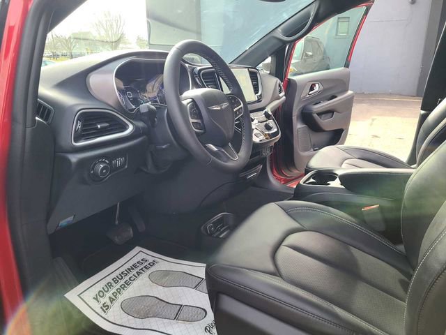 Used 2025 Chrysler Pacifica Select image 13