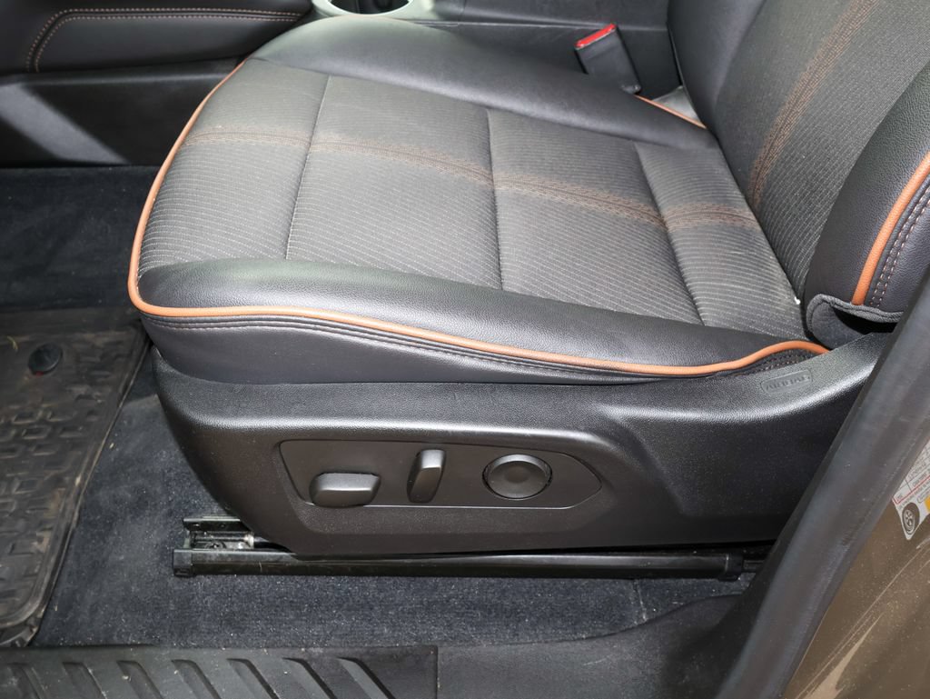 Used 2023 GMC Canyon AT4 w/ Canyon Safety Plus Package AWD/4WD image 10