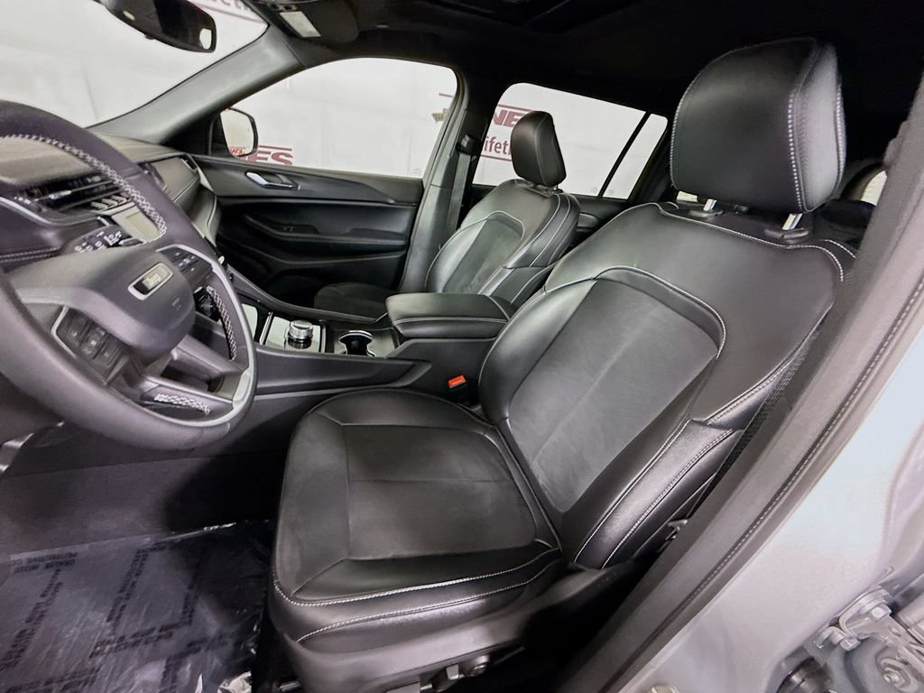 Used 2024 Jeep Grand Cherokee L Altitude AWD/4WD image 26