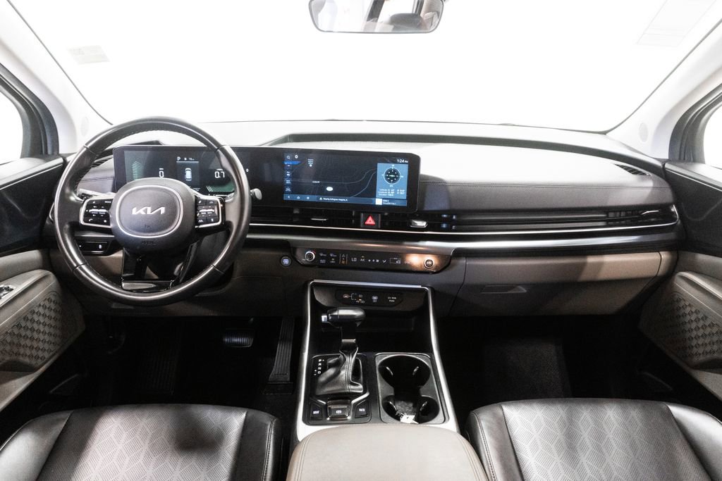 Used 2025 Kia Carnival FWD image 8