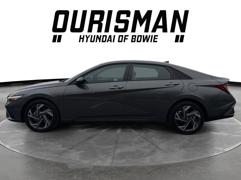 Used 2025 Hyundai Elantra Sport image 3