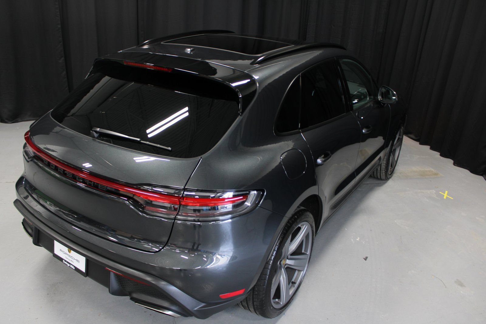 Certified 2025 Porsche Macan AWD/4WD image 10