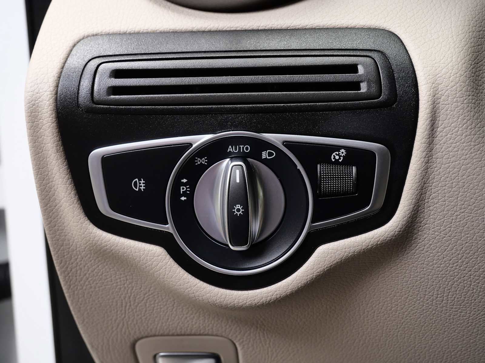 Used 2022 Mercedes-Benz GLC 300 4MATIC image 27