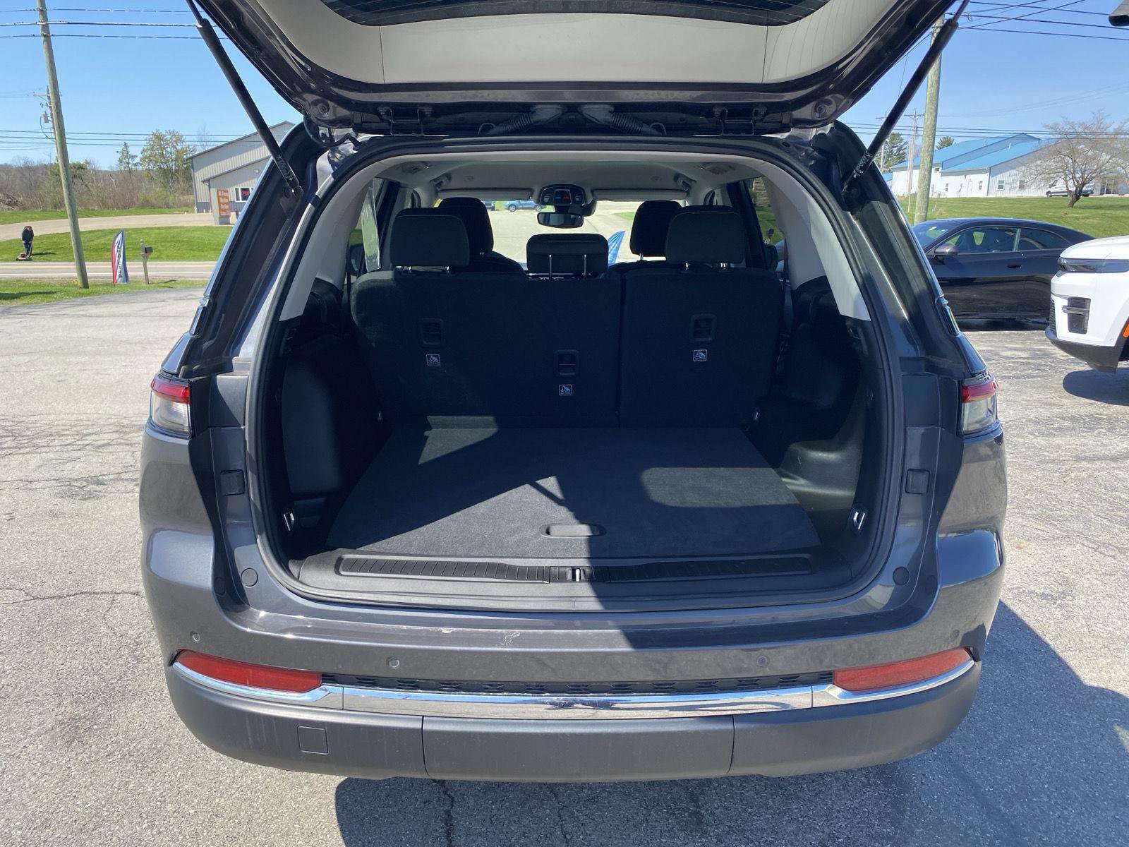 Used 2023 Jeep Grand Cherokee Laredo image 32