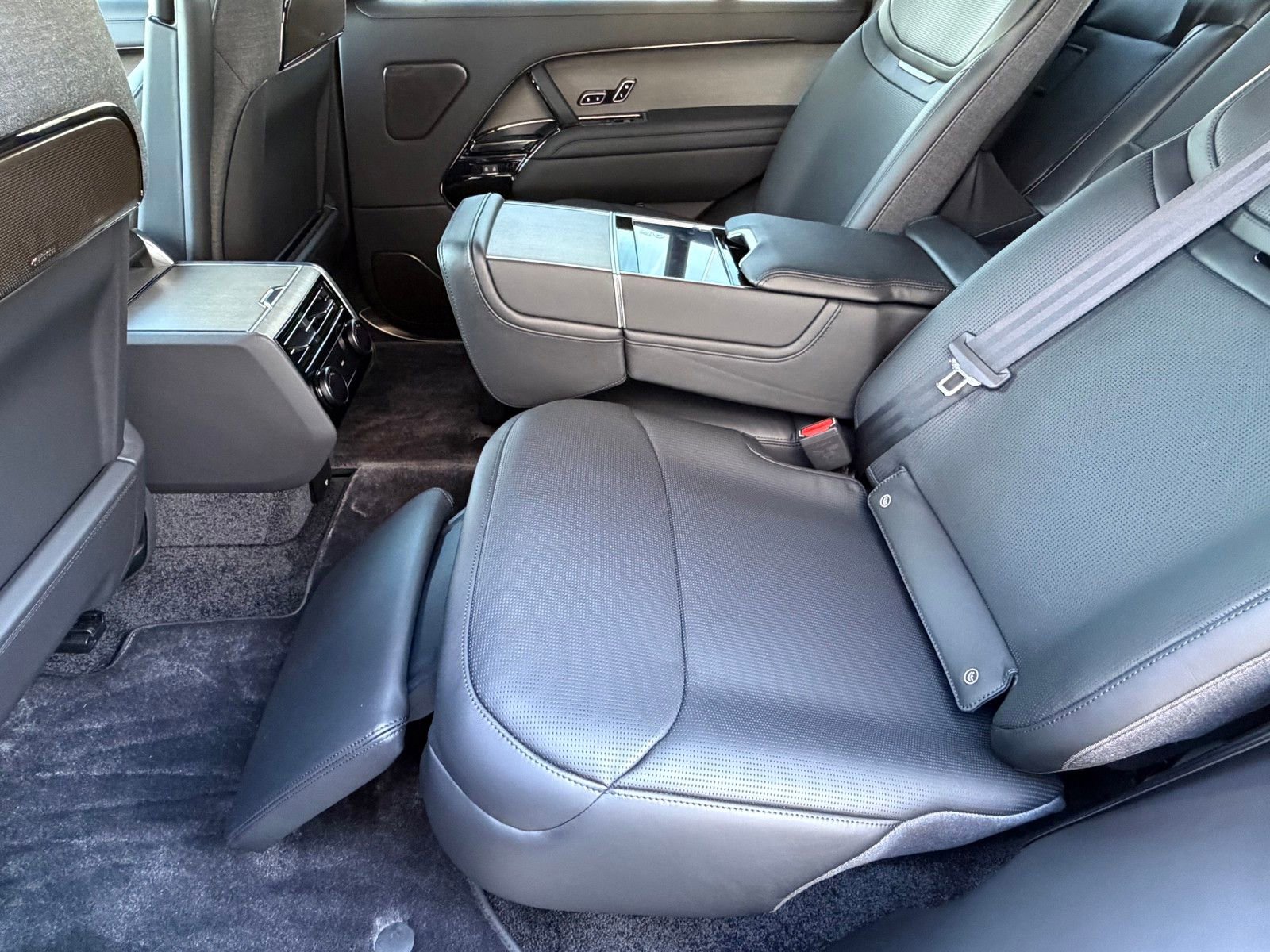 New 2026 Land Rover Range Rover SV image 25