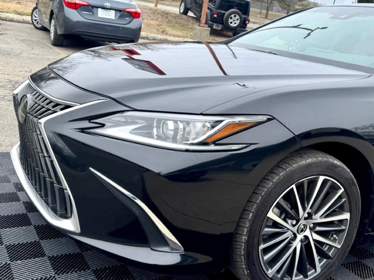 Used 2023 Lexus ES 350 w/ Premium Package image 4