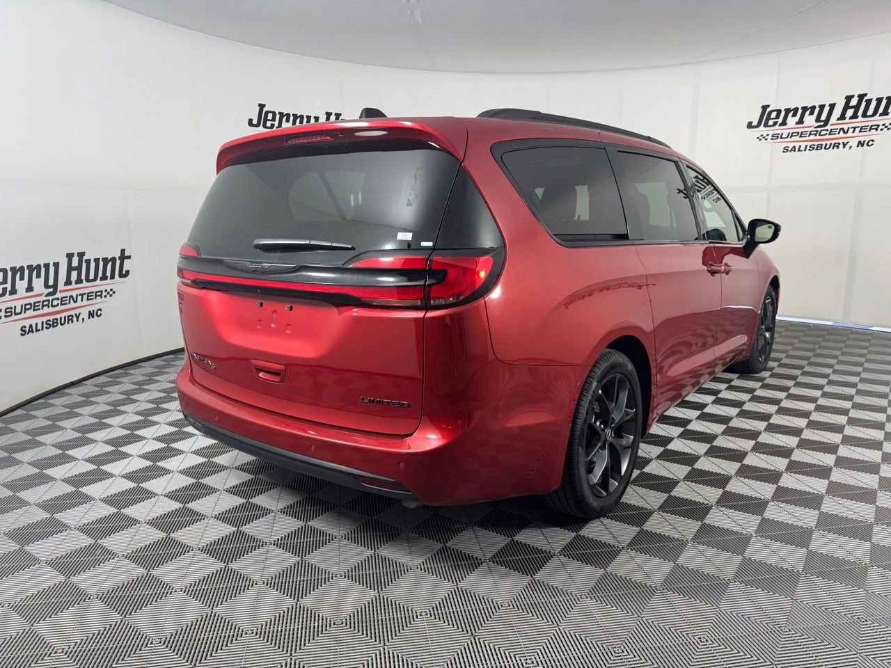 Used 2025 Chrysler Pacifica Limited image 9