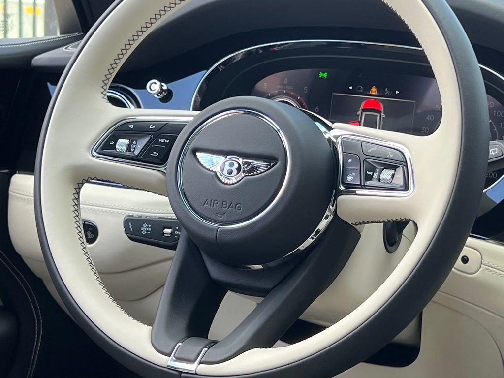 Used 2025 Bentley Bentayga image 28