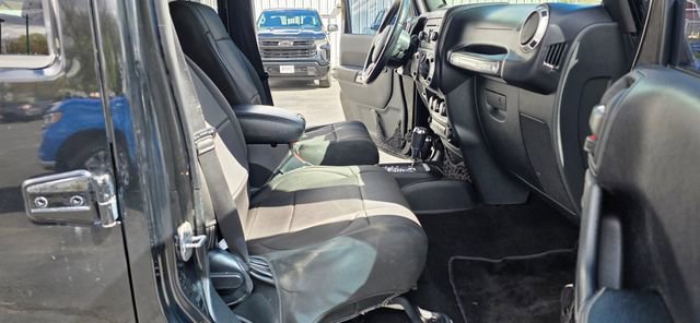 Used 2012 Jeep Wrangler Unlimited Rubicon image 16