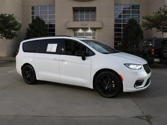 Used 2024 Chrysler Pacifica Touring-L w/ S Appearance Package FWD image 1