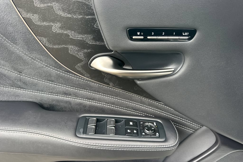 Used 2023 Lexus LS 500 w/ Accessory Package (Z1) RWD image 11