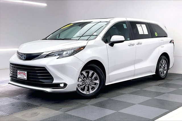 Used 2025 Toyota Sienna XLE image 12
