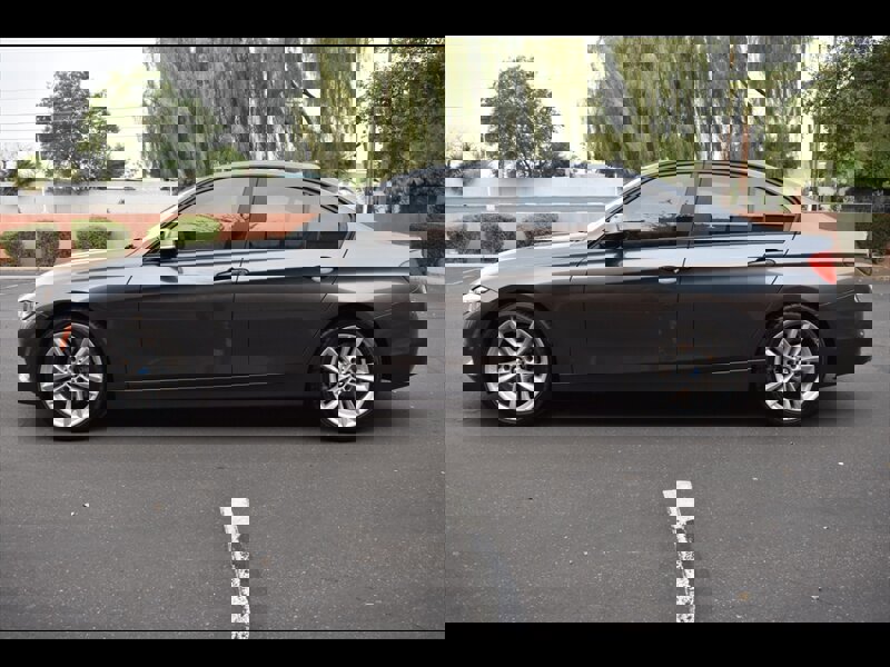 Used 2016 BMW 320i Sedan w/ Sport Package image 4